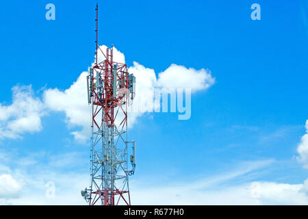 Tours de signal dans le ciel bleu. Banque D'Images