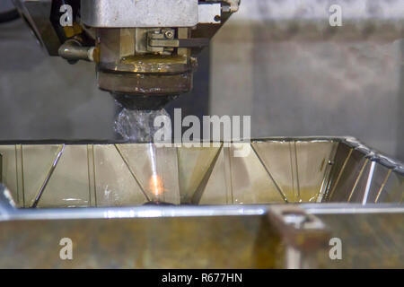 Coupe-fil CNC travaille en coupe mince de métal. Banque D'Images