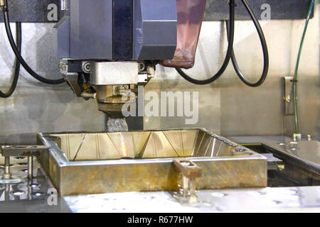 Coupe-fil CNC travaille en coupe mince de métal. Banque D'Images