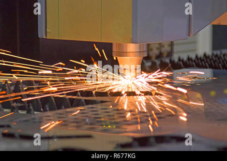 Machine de découpe de la tôle au laser travaux de coupe Banque D'Images