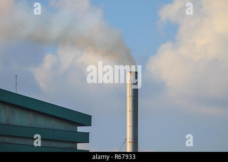 Industrial Plant usine avec cheminées fumer Banque D'Images