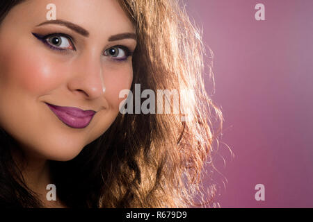 Sourire avec du rouge à lèvres violet Banque D'Images