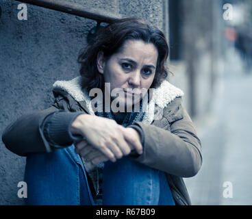 Jolie femme souffrant de dépression triste malheureux d'abattage le cœur brisé et solitaire assis dans les rues de la ville dans le domaine de la santé mentale de la douleur émotionnelle Abu Banque D'Images