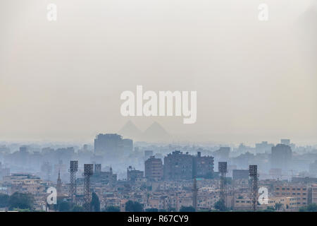 Vue aérienne du Caire, en Egypte, avec le smog et pyramides typique dans l'arrière-plan Banque D'Images