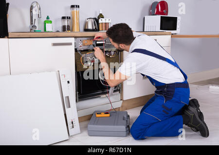 L'examen de Technicien mâle lave-vaisselle Banque D'Images