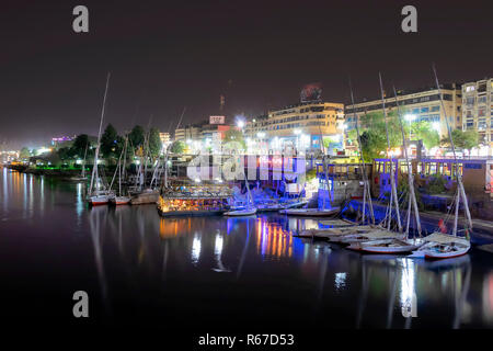 Assouan, Egypte - le 13 septembre 2018 : Avis d'Assouan la nuit Banque D'Images