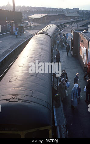 Automotrices diesels à Accrington station sur le réseau ferroviaire britannique Preston à Colne ligne de chemin de fer, Lancashire, Grande-Bretagne Banque D'Images