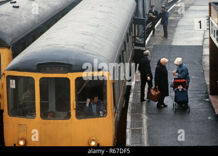 Automotrices diesels à Accrington station sur le réseau ferroviaire britannique Preston à Colne ligne de chemin de fer, Lancashire, Grande-Bretagne Banque D'Images