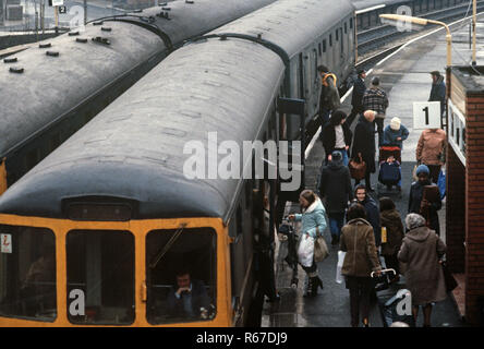 Automotrices diesels à Accrington station sur le réseau ferroviaire britannique Preston à Colne ligne de chemin de fer, Lancashire, Grande-Bretagne Banque D'Images