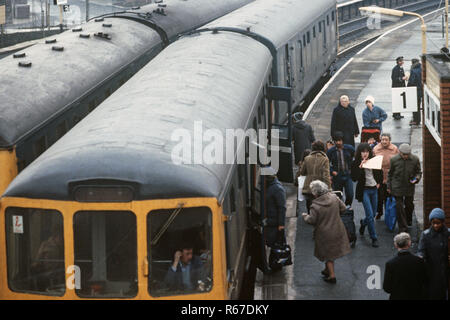 Automotrices diesels à Accrington station sur le réseau ferroviaire britannique Preston à Colne ligne de chemin de fer, Lancashire, Grande-Bretagne Banque D'Images