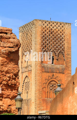 Tour Hassan - l'ancienne mosquée inachevée' et 'colonnes de pierre. Faite de grès rouge, l'icône historique et touristique important dans la région de Rabat, au Maroc. Banque D'Images