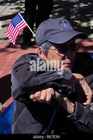 Middletown, CT USA. Mai 2018. Ancien combattant et un drapeau dans son chapeau de regarder un défilé commémoratif honorant ses frères qui ont consenti le sacrifice ultime. Banque D'Images