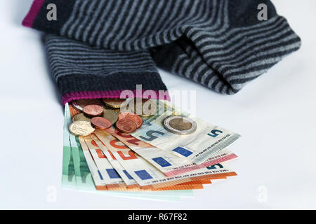 Se cacher de l'argent dans des chaussettes est un investissement incertain de l'argent caché dans les chaussettes. Banque D'Images