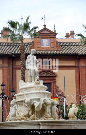 Fontaine fuente de hÃ-spalis sur la place Puerta de Jerez Banque D'Images