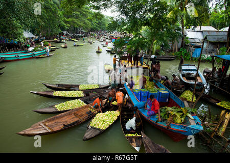 Kirtipasha Bhimruli le canal par village, à 15 km de Jhalakathi, district accueille un marché flottant tout au long de l'année qui est bondé pendant cette Banque D'Images