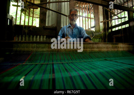 Un vieil homme Gamcha tissage traditionnel, une serviette sur l'artisanat. Jhalakathi, au Bangladesh. Banque D'Images