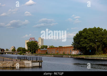 Canal de Lachine dans le quartier Griffintown de Montréal, Canada. La Farine Cinq Roses signe peut être vu dans l'arrière-plan. Banque D'Images