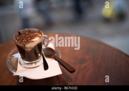 Spécialité de café servi sur une table de bistro Banque D'Images