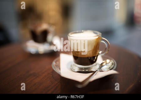 Cappuccino et expresso servi sur une table de bistro Banque D'Images