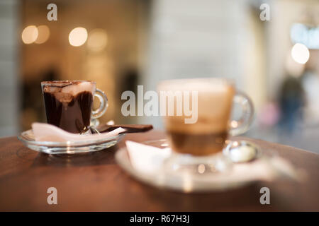 Cappuccino et expresso servi sur une table de bistro Banque D'Images