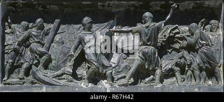 Roger de Lauria (Lauria, c.1245-Valence, 1305). L'amiral italien Aragonais en service. Commandant de la flotte de la Couronne d'Aragon au cours de la Guerre des Vêpres siciliennes. Roger de Lauria représenté au cours d'une bataille navale au moment de l'embarquement. Inscription : approché par Guillermo Carner le rencontre et lui traverse à un coup d'une arme appelée azcona, 1285. Côté droit bas-relief en bronze (150 x 70 cm). Monument à Roger de Lauria, sculpteur Catalan par Felix Ferrer i Galceran (1843-1912) en 1887. Il a été placé dans la Rambla Nova de Tarragone en 1889. Tarragone, Catalogne, Espagne. Banque D'Images