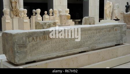 Dintel que se encontraba en el Teatro Romano de la ciudad, en l'honneur al edil Lucio Emilio Recto que financió las obras de Reforma del mismo. Finales del siglo I-principios del siglo II. Mármol. Procedente de Carthago Nova (Carthagène, Región de Murcia). Museo Arqueológico Nacional. Madrid. España. Banque D'Images