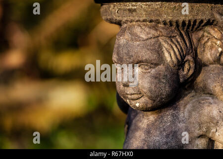 Petite fontaine de jardin close up Banque D'Images