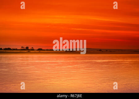 Spectaculaire coucher de soleil sur la rivière Tsiribihina Banque D'Images