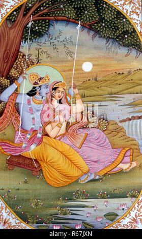 Radha Krishna sur une balançoire dans le jardin au coucher du soleil peinture miniature, inde Banque D'Images