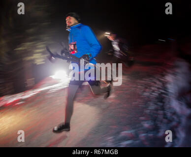 ALMATY, Kazakhstan - 18 février 2017 : des concours de nuit dans les contreforts de la ville d'Almaty, dans le Trailrunning Pepelac et discipline, qui est Banque D'Images