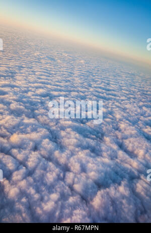 Ciel et nuages denses d'en haut Banque D'Images