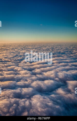 Ciel et nuages denses d'en haut Banque D'Images