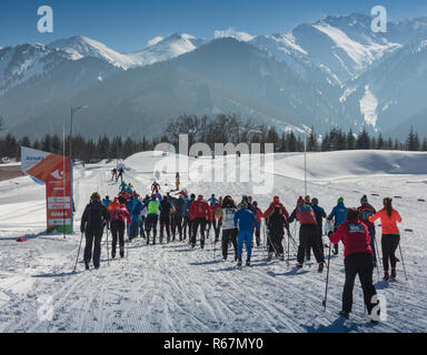 ALMATY, Kazakhstan - février 18, 2017 : concours d'amateurs dans la discipline du ski de fond, sous le nom de Ski 3235 Fest. Un grand nombre Banque D'Images