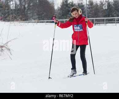 ALMATY, Kazakhstan - février 18, 2017 : concours d'amateurs dans la discipline du ski de fond, sous le nom de Ski 3235 Fest. Ski, skieur Banque D'Images