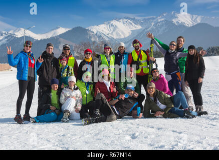 ALMATY, Kazakhstan - février 18, 2017 : concours d'amateurs dans la discipline du ski de fond, sous le nom de Ski 3235 Fest. Groupe de youn Banque D'Images