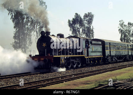 Chemins de fer Trains, train d'exécution sur machine à vapeur, de l'Inde Banque D'Images