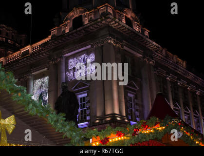 30 novembre 2018 L'Hôtel de ville de Belfast en Irlande du Nord, décoré de lumières et de décorations de Noël avec les visiteurs de la Foire de Noël annuel Banque D'Images