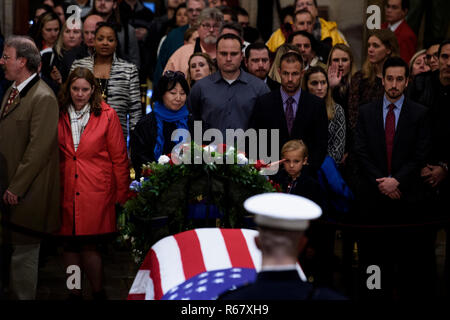 Washington, DC. 19Th Mar, 2018. Stephen G. Leighton Jr. salue tout en rendant hommage à son père Stephen G. Leighton, Père, que les vestiges de l'ancien président américain George H. W. Bush se trouvent dans la région dans la rotonde du Capitole, le 3 décembre 2018 à Washington, DC. Utilisation dans le monde entier | Credit : dpa/Alamy Live News Banque D'Images