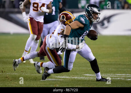 Philadelphie, Pennsylvanie, USA. 19Th Mar, 2018. Philadelphia Eagles tight end Zach Ertz (86) en action contre les Redskins de Washington d'utiliser de nouveau Samaje (périne 32) au cours de la NFL match entre les Redskins de Washington et les Philadelphia Eagles au Lincoln Financial Field à Philadelphie, Pennsylvanie. Les Philadelphia Eagles a gagné 28-13. Christopher Szagola/CSM/Alamy Live News Banque D'Images