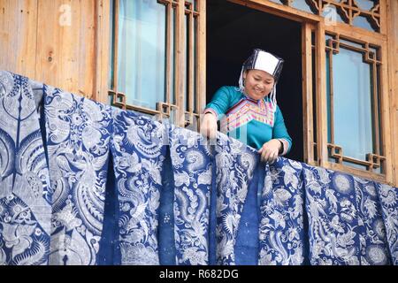 Rongjiang, province du Guizhou en Chine. 19Th Mar, 2018. Villageois Yang Xiufen Fencong batik assèche travaille au Village de Rongjiang Sanjiang Canton en comté de Qiandongnan Préfecture autonome Miao et Dong, au sud-ouest de la province du Guizhou, en Chine, le 3 décembre 2018. Credit : Wang Bingzhen/Xinhua/Alamy Live News Banque D'Images