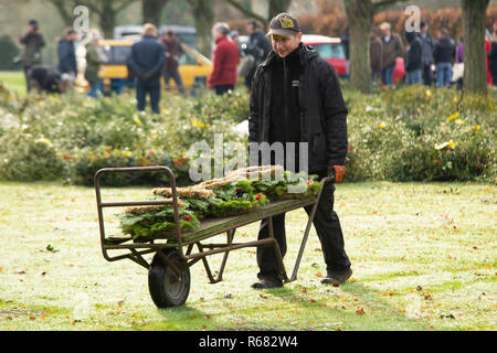 Tenbury Wells, England, UK. 4e, Décembre 2018,. Sur la photo , un heureux acheteur prend son holly des couronnes pour la voiture. Le gui et le houx annuel ventes aux enchères ont eu lieu depuis plus de 160 ans dans la région de Tenbury Wells. Les ventes aux enchères ont lieu à Burford Hall Gardens et attirer les acheteurs de tout le Royaume-Uni. Crédit : David Warren/Alamy Live News Banque D'Images