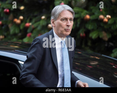 Downing Street, London, UK. 4 décembre 20188. Philip Hammond, chancelier de l'Échiquier, arrive à Downing Street pour réunion hebdomadaire du cabinet. Credit : Malcolm Park/Alamy Live News. Banque D'Images