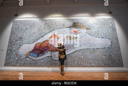 Brighton, UK. 9Th Jul 2018. L'artiste Helen Marshall avec sa mosaïque géante du célèbre Bonhomme de voler avec un jeune garçon qui a été dévoilé à Brighton Museum and Art Gallery aujourd'hui pour célébrer 40 ans de la classique Bonhomme de neige de Noël livre . La mosaïque appelé mon bonhomme est faite de milliers de photographies de fête mise en place par l'artiste Helen Marshall Crédit : Simon Dack/Alamy Live News Banque D'Images