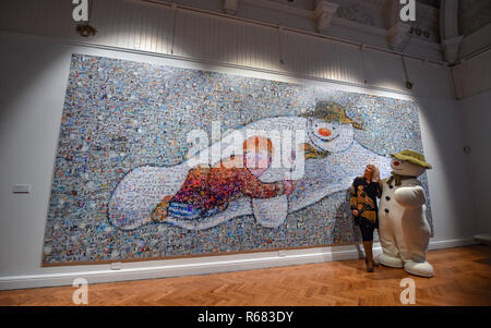 Brighton, UK. 9Th Jul 2018. L'artiste Helen Marshall avec sa mosaïque géante du célèbre Bonhomme de voler avec un jeune garçon qui a été dévoilé à Brighton Museum and Art Gallery aujourd'hui pour célébrer 40 ans de la classique Bonhomme de neige de Noël livre . La mosaïque appelé mon bonhomme est faite de milliers de photographies de fête mise en place par l'artiste Helen Marshall Crédit : Simon Dack/Alamy Live News Banque D'Images