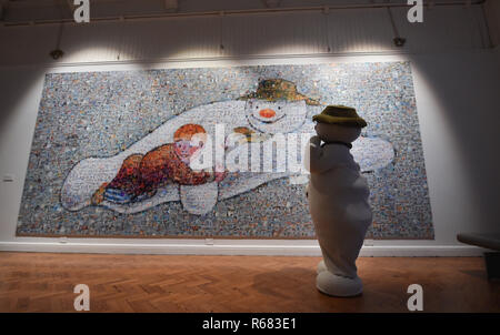 Brighton, UK. 9Th Jul 2018. Une mosaïque géante du célèbre Bonhomme de voler avec un jeune garçon scène est dévoilé à Brighton Museum and Art Gallery aujourd'hui pour célébrer 40 ans de la classique Bonhomme de neige de Noël livre . La mosaïque appelé mon bonhomme est faite de milliers de photographies de fête mise en place par l'artiste Helen Marshall Crédit : Simon Dack/Alamy Live News Banque D'Images