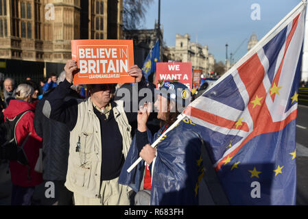 Londres, Royaume-Uni. 9Th Jul 2018. Chambres du Parlement, Londres, Royaume-Uni. 4 décembre 2018. Quitter signifie laisser les manifestants aux côtés des manifestants de l'Union européenne pro en face du Parlement comme le Brexit débats commencent. Crédit : Matthieu Chattle/Alamy Live News Banque D'Images