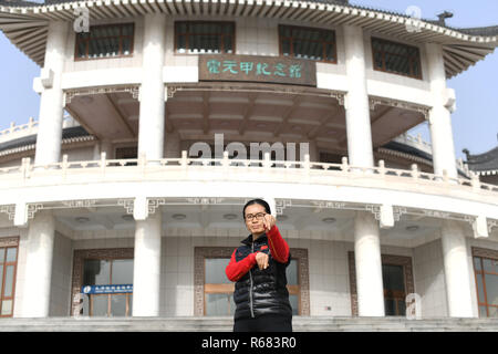 (181204) -- Tianjin, 4 décembre 2018 (Xinhua) -- Huo, le Jinghong 5e génération descendante de Huo Yuanjia, un maître d'arts martiaux chinois, pose en face de Huo Yuanjia Memorial à Xiaonanhe Village de Jingwu Township à Tianjin, Chine du nord, la municipalité du 28 novembre 2018. Comme le descendant de Huo Yuanjia, l'un des plus vénérés maîtres d'arts martiaux, Huo, Jinghong 41, a commencé à pratiquer les arts martiaux à l'âge de 5 ans. Après son diplôme de l'École de Wushu de Beijing de l'Université de sport dans les grands courants de Wushu, Huo a commencé sa carrière comme professeur d'éducation de l'Université de Tianjin de Commerce Banque D'Images