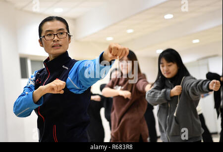 (181204) -- Tianjin, 4 décembre 2018 (Xinhua) -- Huo, le Jinghong 5e génération descendante de Huo Yuanjia, un maître d'arts martiaux chinois, enseigne les arts martiaux à l'Université de Tianjin de Commerce à Tianjin, Chine du nord, le 26 novembre 2018. Comme le descendant de Huo Yuanjia, l'un des plus vénérés maîtres d'arts martiaux, Huo, Jinghong 41, a commencé à pratiquer les arts martiaux à l'âge de 5 ans. Après son diplôme de l'École de Wushu de Beijing de l'Université de sport dans les grands courants de Wushu, Huo a commencé sa carrière comme professeur d'éducation de l'Université de Tianjin de commerce dans l'année de 2000. Comme une salle de sport Banque D'Images