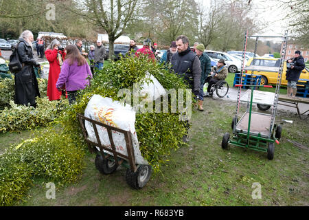 Burford House, Tenbury Wells, Worcestershire, Royaume-Uni - Le mardi 4 décembre 2018 - Noël de houx et de gui gui - vente aux enchères ventes aux enchères ont eu lieu à Tenbury Wells depuis plus de 160 ans. Les acheteurs à emporter leurs ballots de gui- Photo Steven Mai / Alamy Live News Banque D'Images