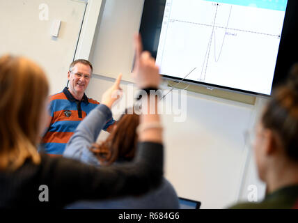 28 novembre 2018, Berlin, Neustrelitz : Hans-Herbert Gmbh, enseignant au gymnase Carolinum à Neustrelitz donne leçons de mathématiques sur un écran. Ses étudiants travaillent avec des IPAD en classe. Photo : Britta Pedersen/dpa-Zentralbild/ZB Banque D'Images